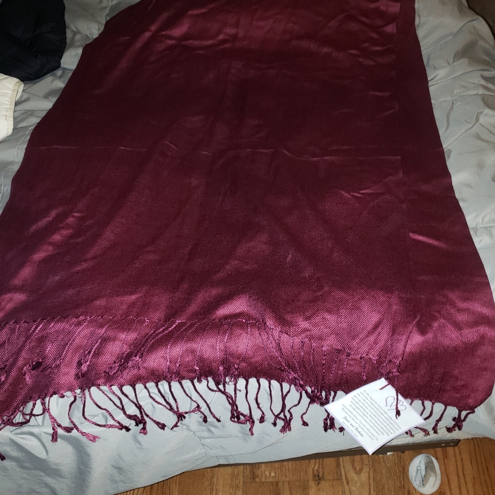 Red scarf - Picture 3 of 3